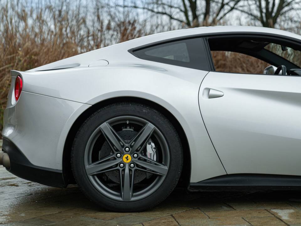 Image 19/50 of Ferrari F12berlinetta (2013)