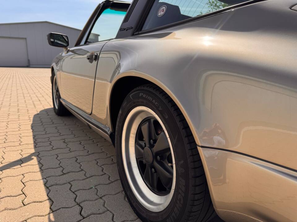 Image 36/88 of Porsche 911 Carrera 3.2 (1985)