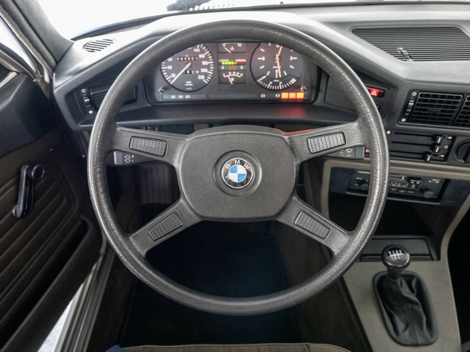 Image 10/25 de BMW 520i (1984)