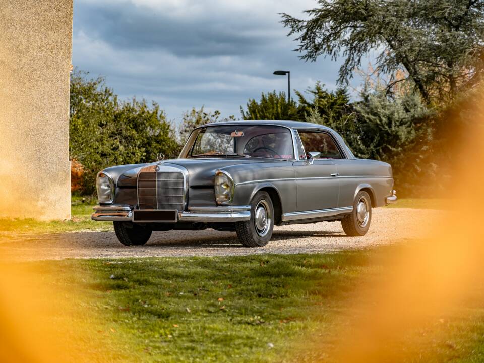 Image 19/86 of Mercedes-Benz 300 SE (1965)