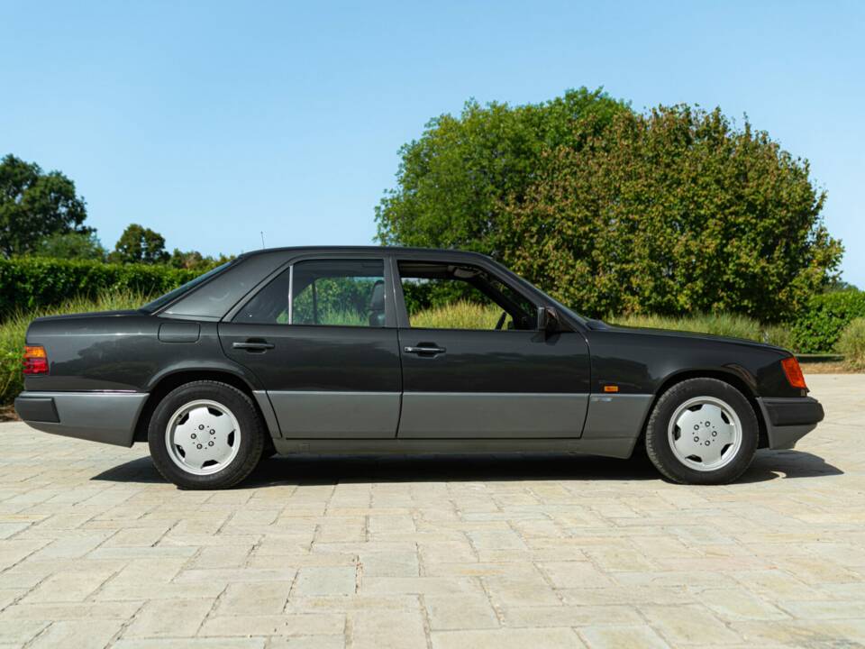 Bild 4/50 von Mercedes-Benz 300 E-24 (1989)