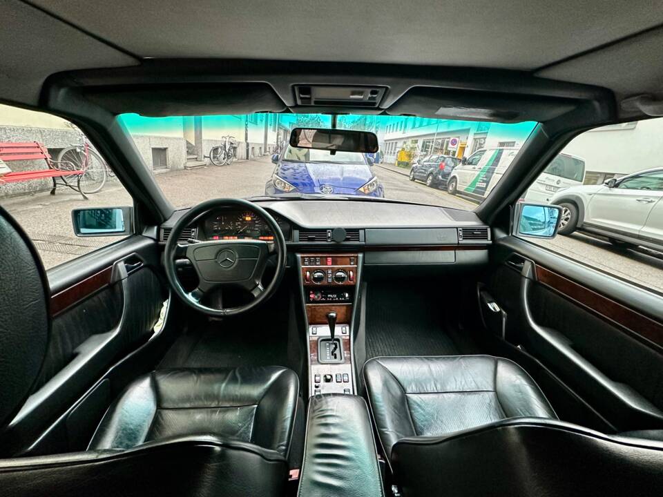 Image 7/11 of Mercedes-Benz E 300 Turbodiesel T (1996)