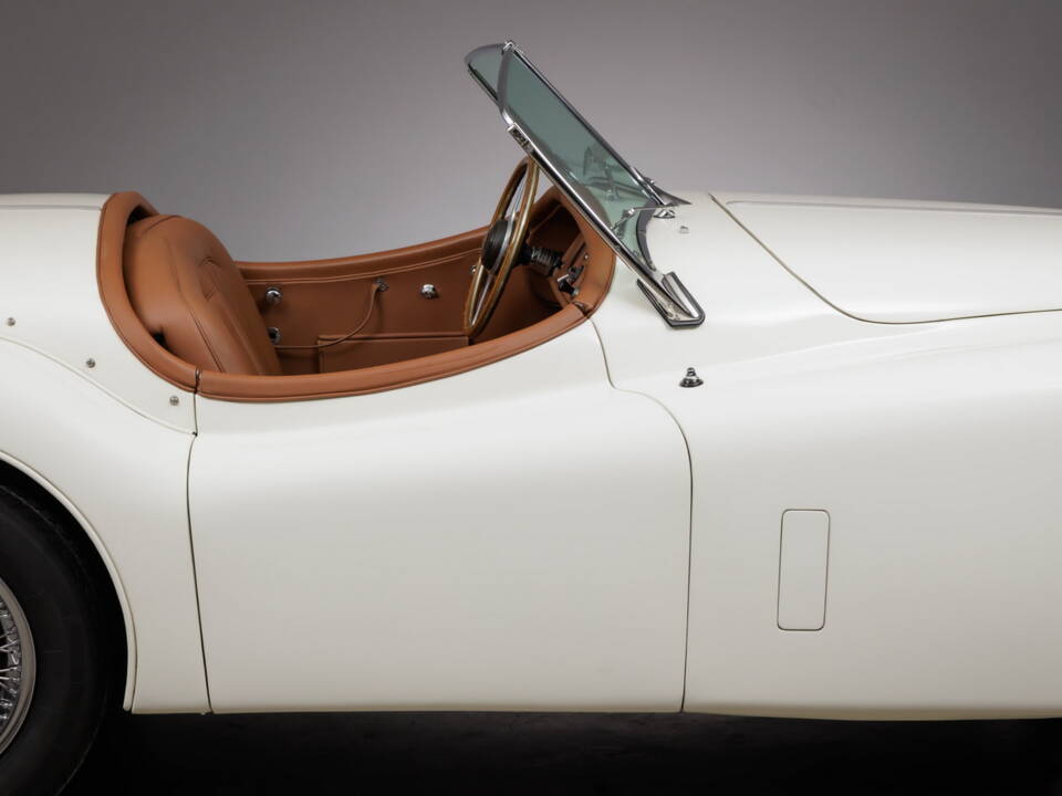 Image 7/39 of Jaguar XK 140 OTS (1954)