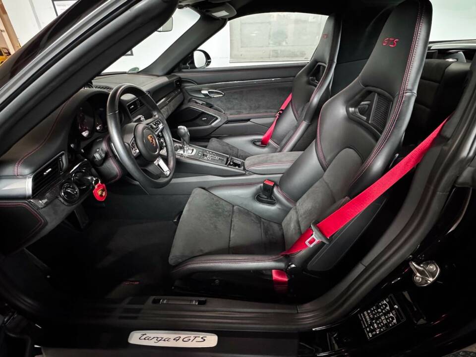 Image 15/19 of Porsche 911 Targa 4 GTS (1900)
