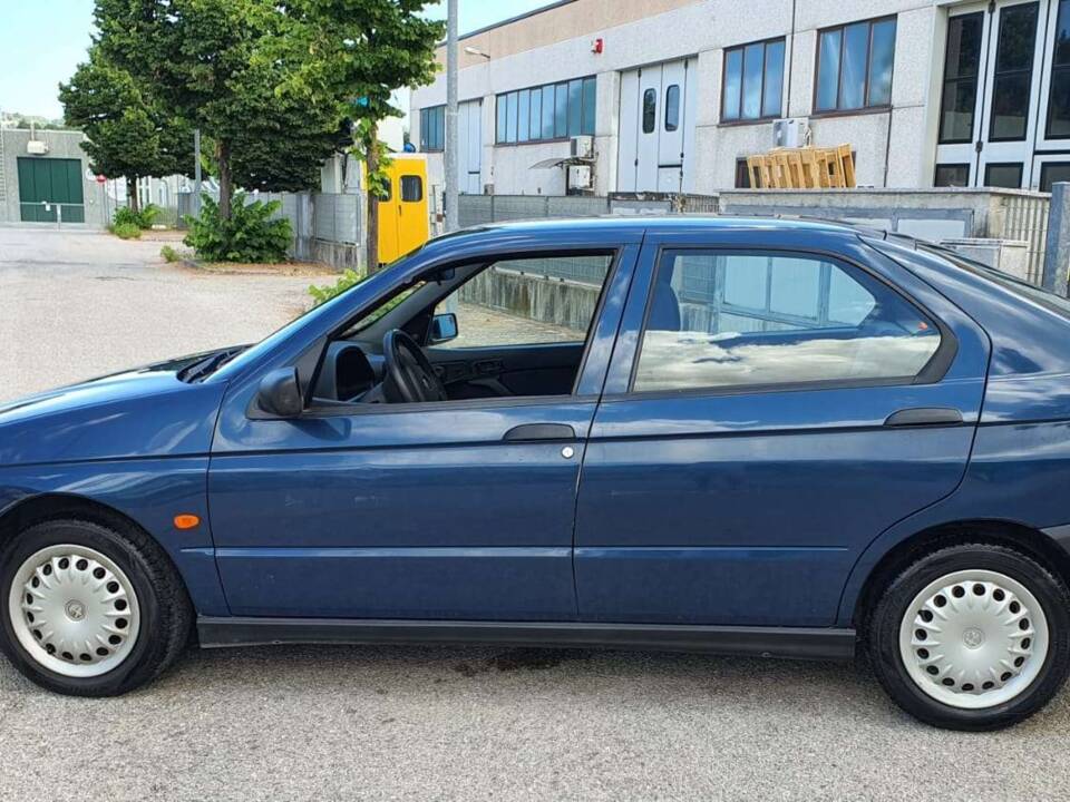 Immagine 6/25 di Alfa Romeo 146 - 1.4 T Spark (1997)