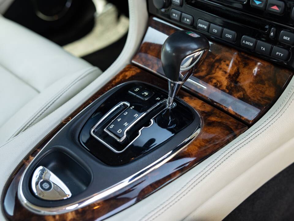 Image 22/43 of Jaguar XJR (2003)