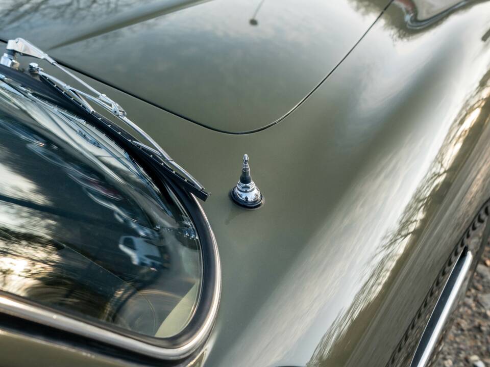 Immagine 15/36 di Aston Martin DB 6 Mk II (1970)