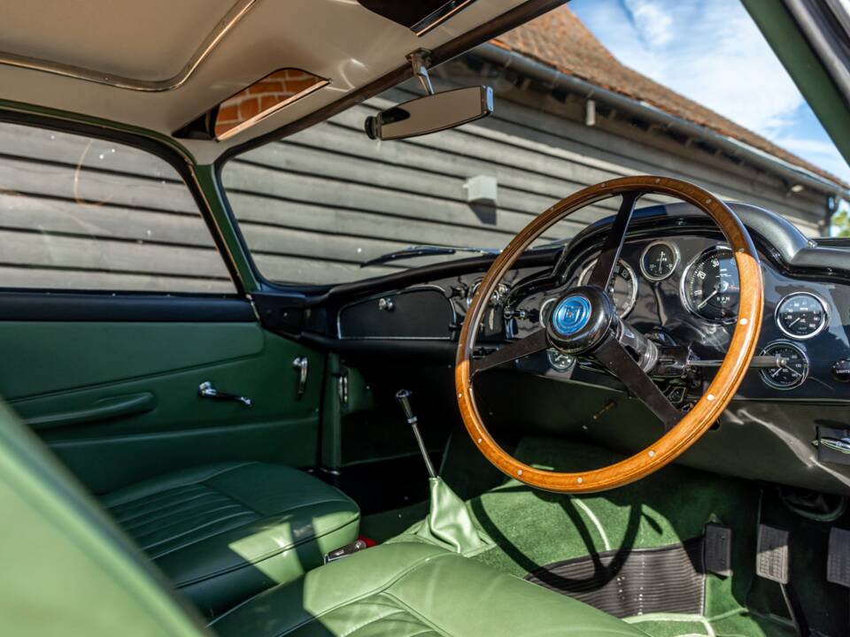 Image 22/62 of Aston Martin DB 4 GT (1960)