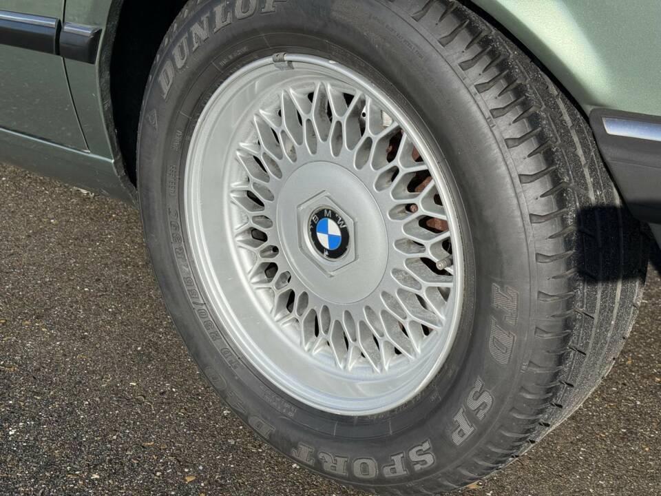 Bild 17/18 von BMW 728i (1986)