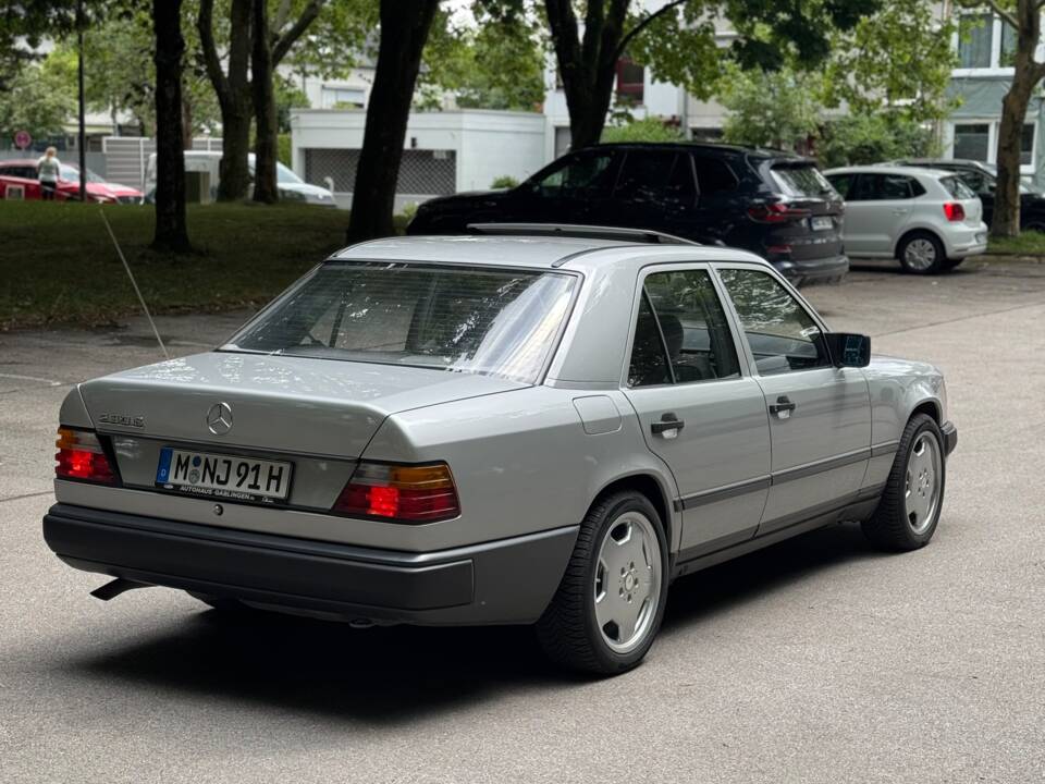 Image 27/32 of Mercedes-Benz 230 E (1987)