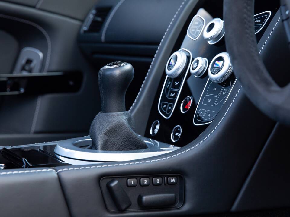 Bild 47/68 von Aston Martin V12 Vantage S (2018)