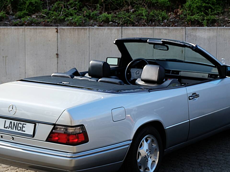 Image 18/74 of Mercedes-Benz E 320 (1997)