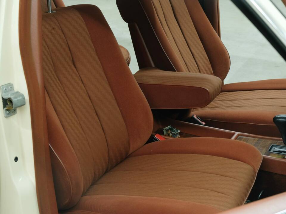Bild 23/50 von Mercedes-Benz 380 SE (1980)
