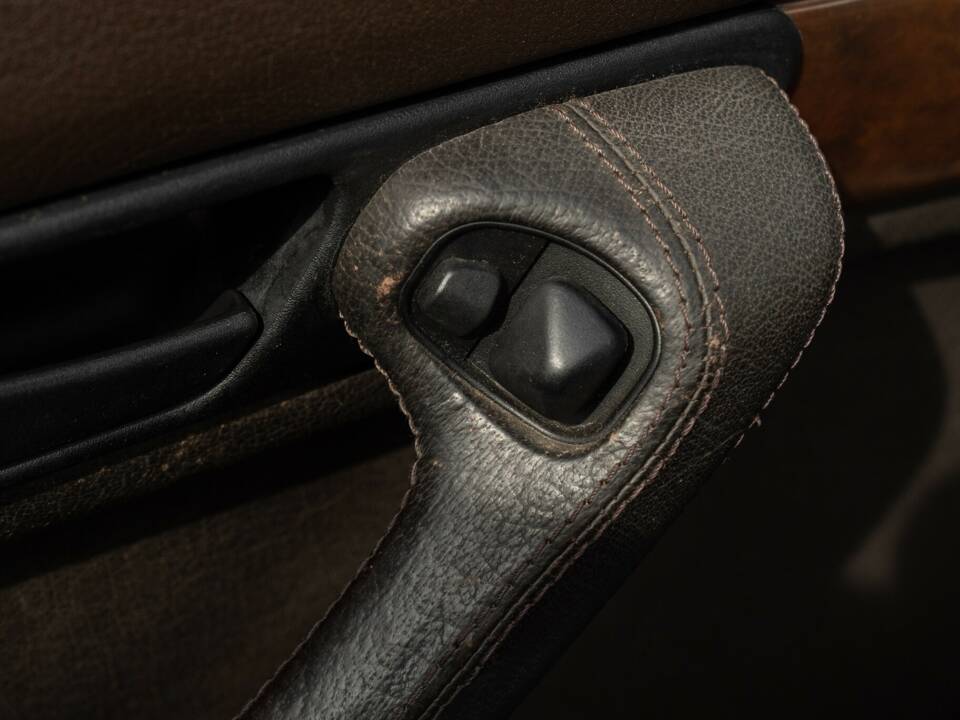 Image 30/36 of BMW 750iL (1989)