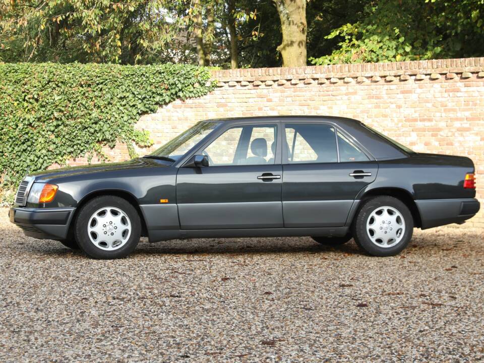 Image 25/50 of Mercedes-Benz 200 E (1992)