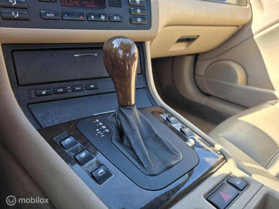 Image 14/38 of BMW 323Ci (2000)