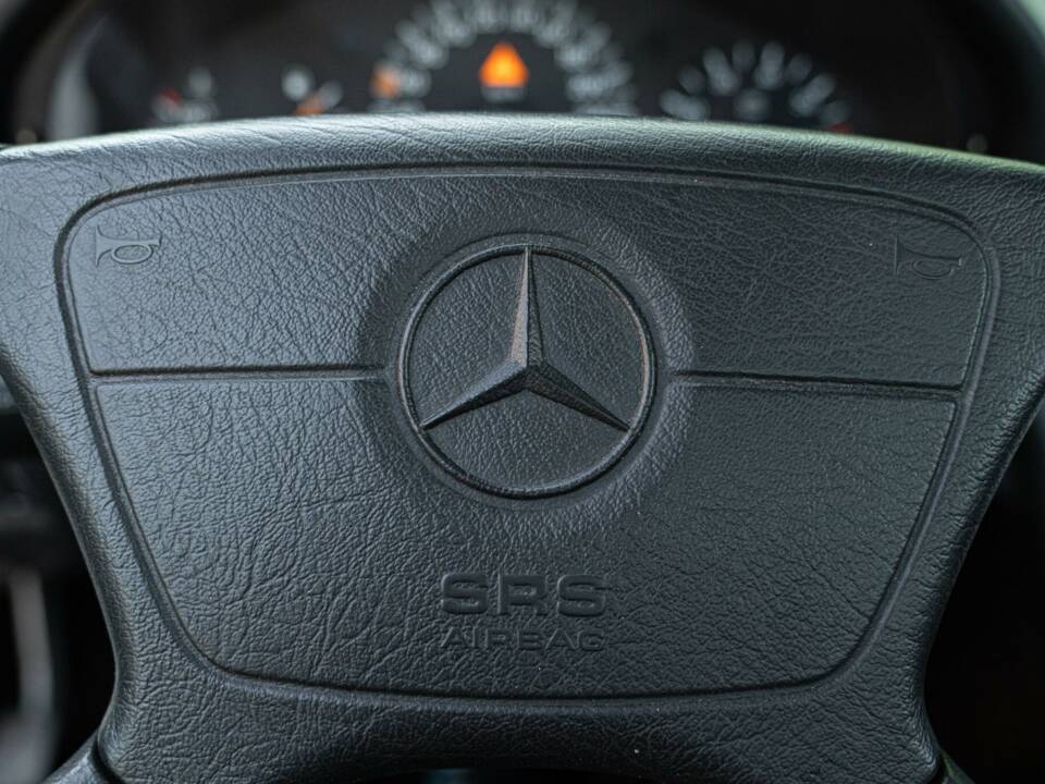 Immagine 37/50 di Mercedes-Benz C 200 Kompressor (1996)