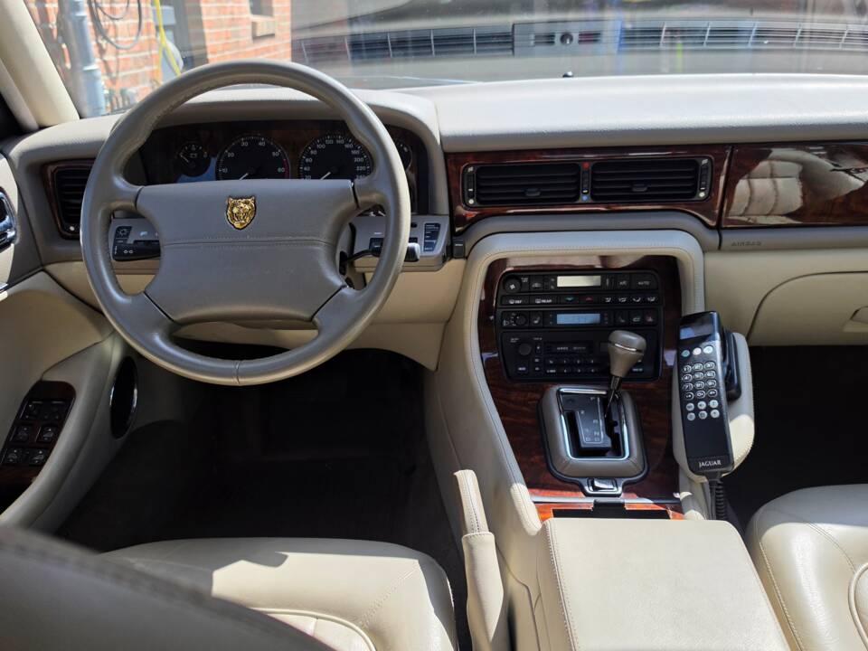 Image 12/26 of Jaguar XJ 6 4.0 Sovereign (1996)