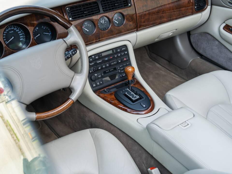 Image 77/91 de Jaguar XK8 4.0 (2000)