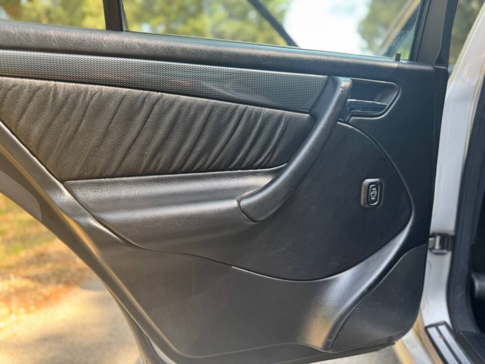 Image 25/36 of Mercedes-Benz C 43 AMG T (1998)