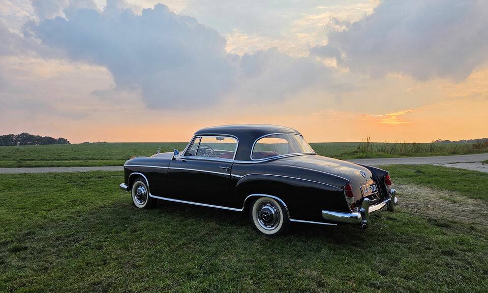 Image 7/8 of Mercedes-Benz 220 S (1959)