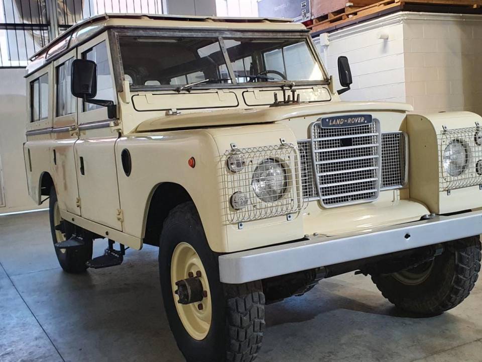 Image 2/30 of Land Rover 109 (1971)