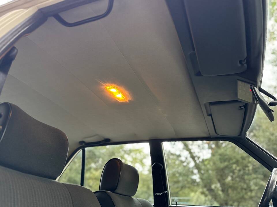 Bild 27/47 von BMW 528i (1986)