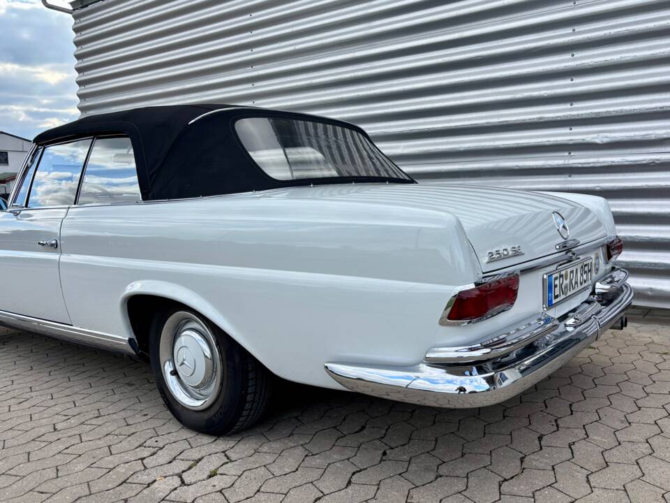 Image 17/33 of Mercedes-Benz 250 SE (1966)