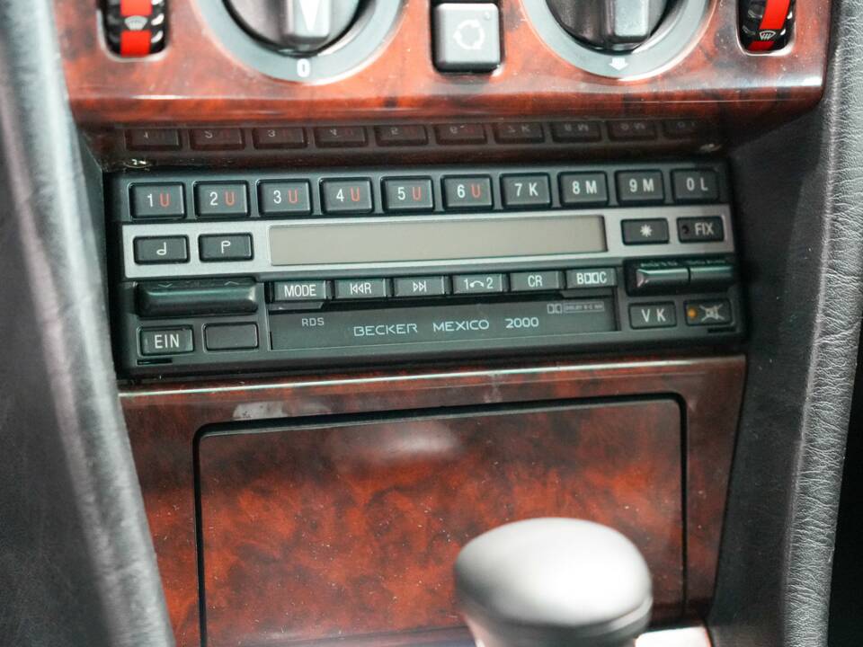 Image 23/32 of Mercedes-Benz 500 E (1992)