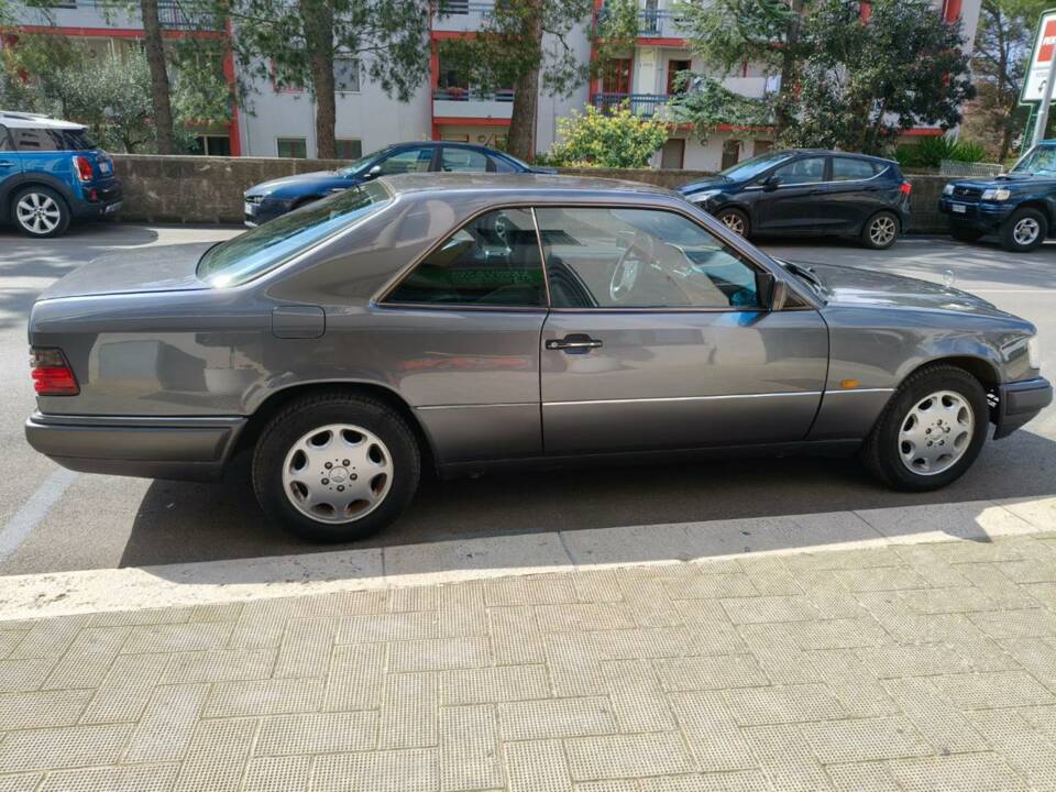 Image 18/35 de Mercedes-Benz E 200 (1995)