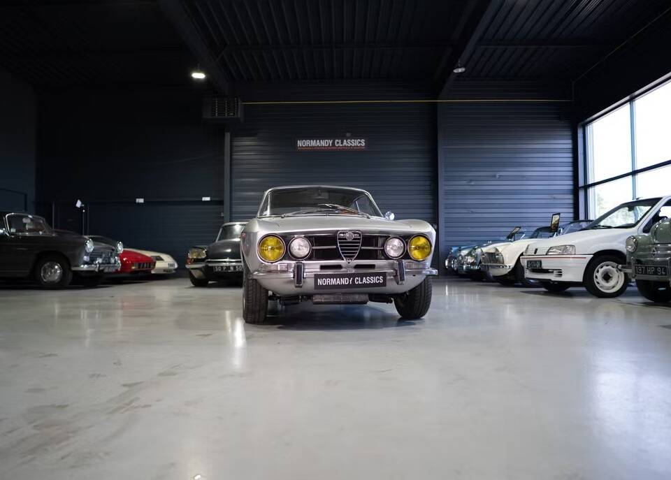 Image 4/27 of Alfa Romeo 1750 GT Veloce (1970)