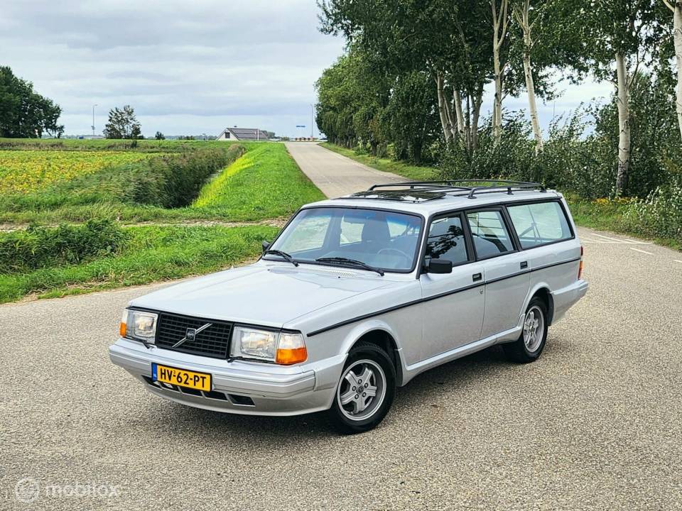 Image 3/31 of Volvo 240 Turbo (1982)