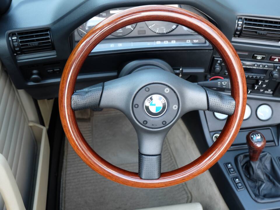 Immagine 37/48 di BMW 325i (1986)