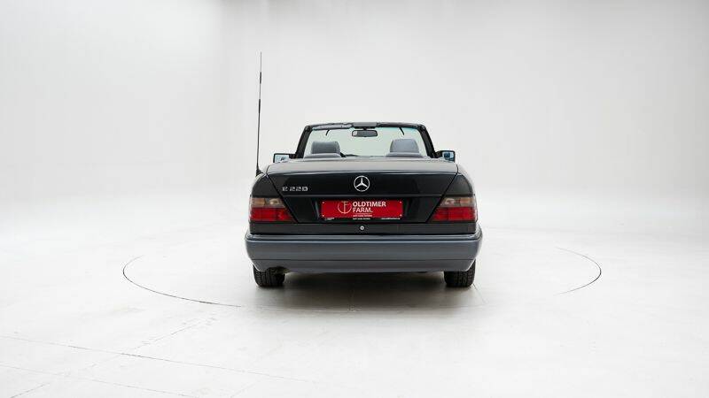 Image 7/15 of Mercedes-Benz E 220 (1994)
