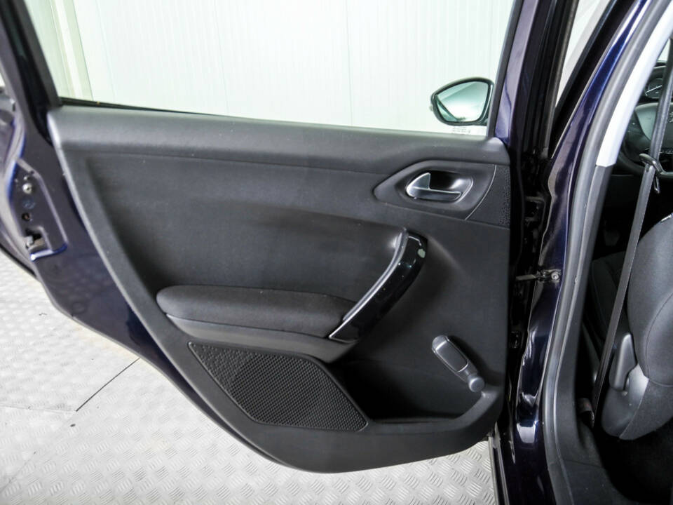 Image 36/50 of Peugeot 208 1.2 PureTech 82 (2019)