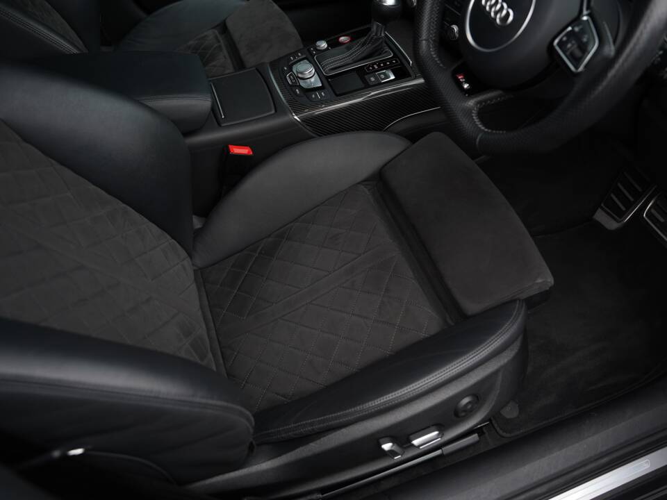 Immagine 19/50 di Audi RS6 Avant (2015)