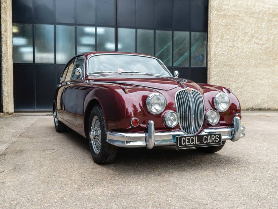 Image 2/25 of Jaguar Mk II 3.4 (1967)