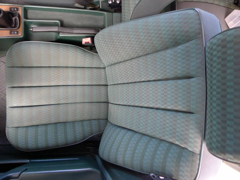 Bild 33/37 von Mercedes-Benz 190 E (1989)
