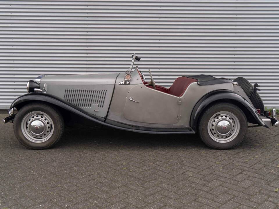 Image 2/6 of MG TD (1952)