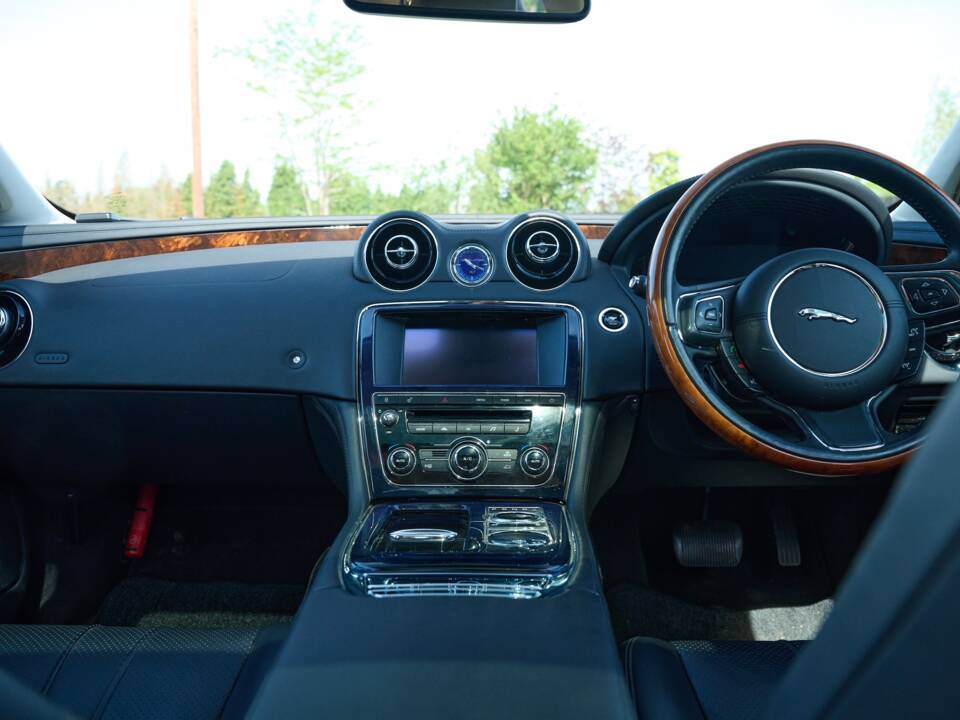 Bild 37/50 von Jaguar XJ 5.0 (2012)