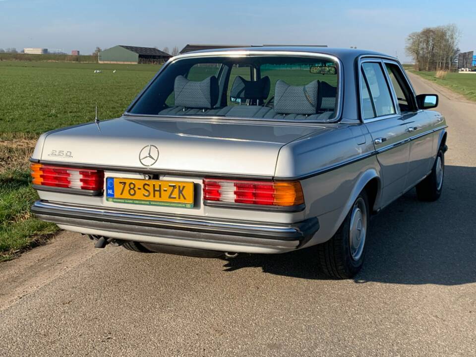 Bild 4/8 von Mercedes-Benz 250 (1978)