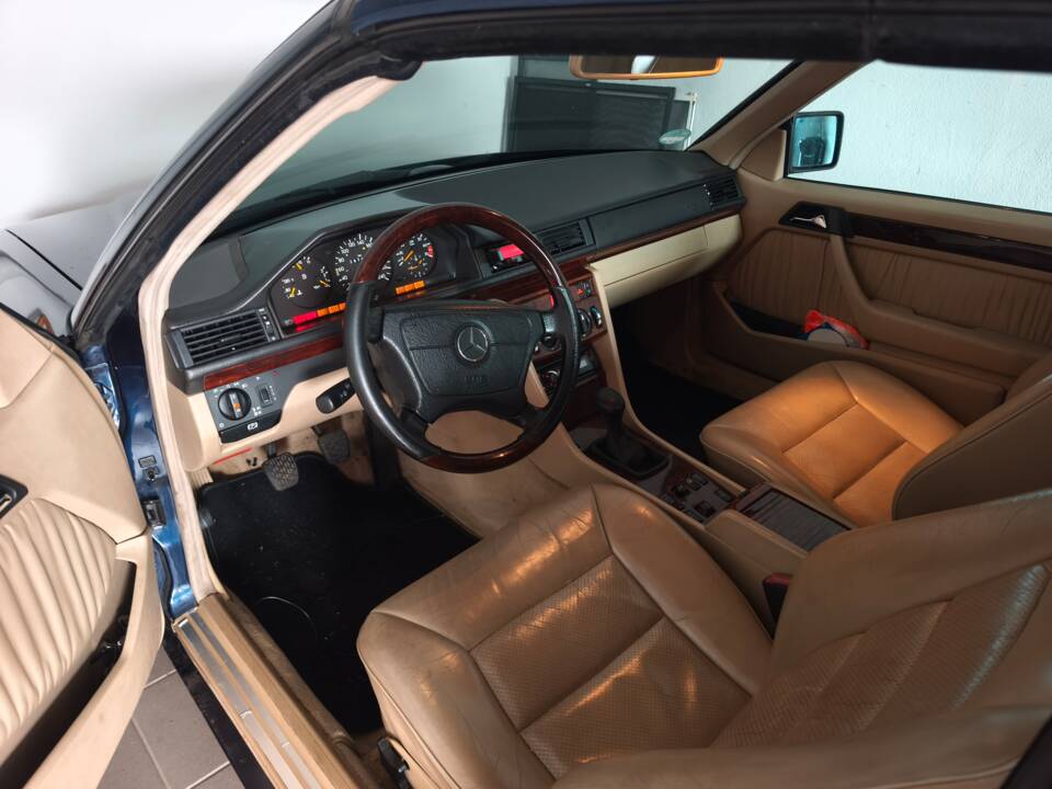 Image 17/22 of Mercedes-Benz E 220 (1996)