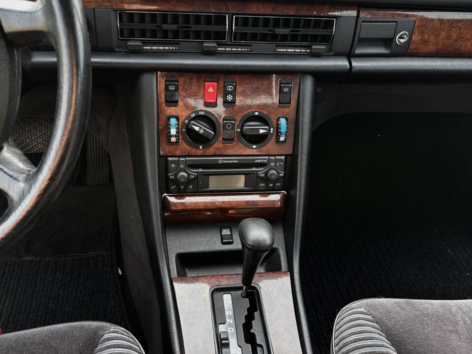 Image 15/18 de Mercedes-Benz 560 SEL (1986)