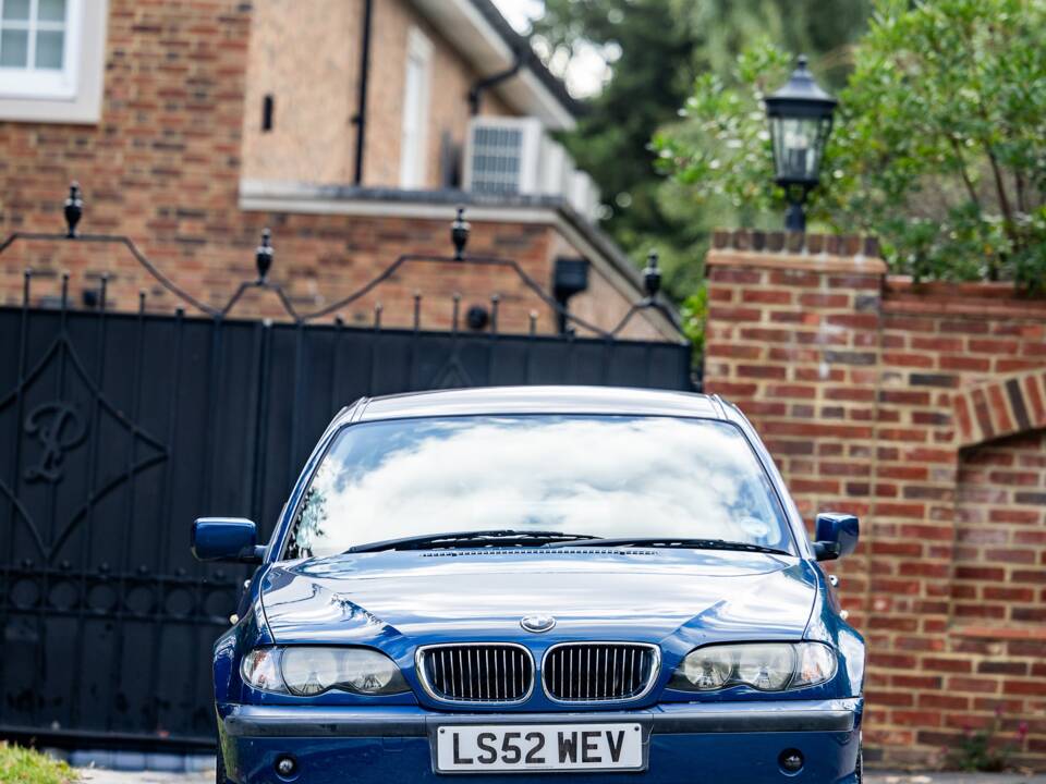 Image 7/38 of BMW 325i (2002)