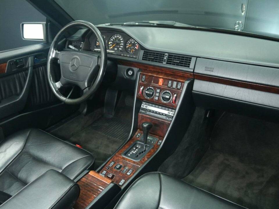 Bild 26/50 von Mercedes-Benz 300 CE-24 3.4 AMG (1993)