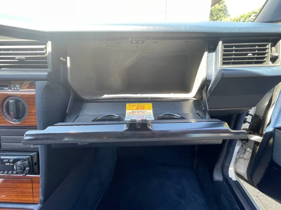 Image 27/57 of Mercedes-Benz 190 D 2.5 (1992)