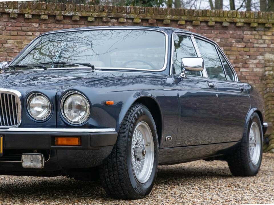 Image 43/50 of Jaguar XJ 12 (1987)