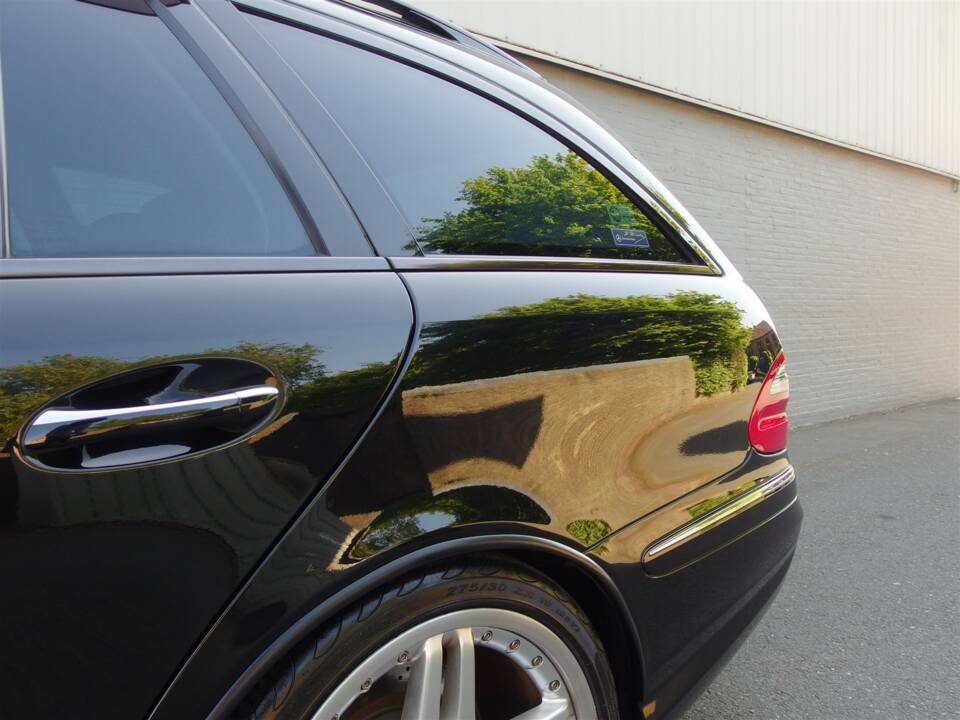 Image 27/98 of Mercedes-Benz E 63 AMG T (2008)