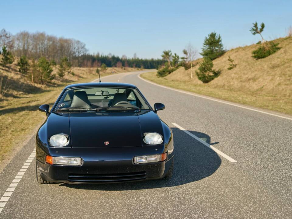 Image 4/50 of Porsche 928 GTS (1992)