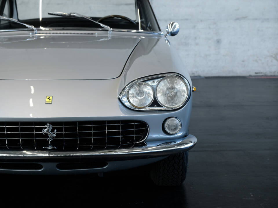 Image 8/24 de Ferrari 330 GT 2+2 (1964)